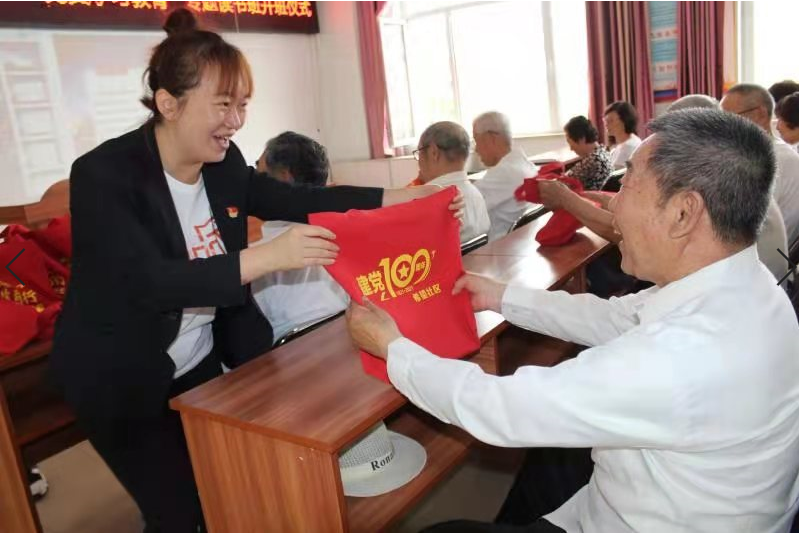 向轄區(qū)黨員發(fā)放“黨史學(xué)習(xí)紅色大禮包”