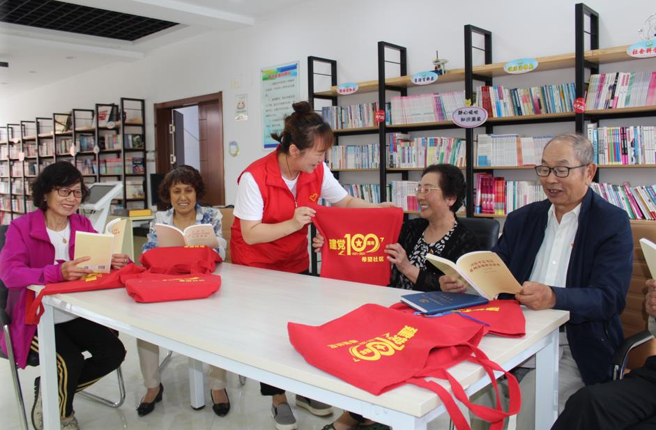 琿春市各街道社區(qū)向轄區(qū)黨員發(fā)放特別定制裝“黨史學(xué)習(xí)紅色大禮包”