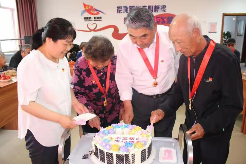 靖和街道希望社區(qū)黨支部為轄區(qū)老黨員過(guò)“政治生日”