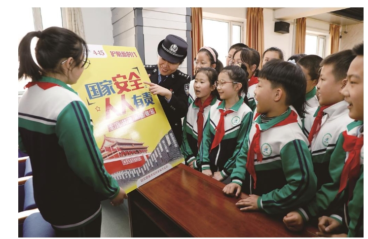 圖們出入境邊防檢查站移民管理警察向?qū)W生講解國家安全知識