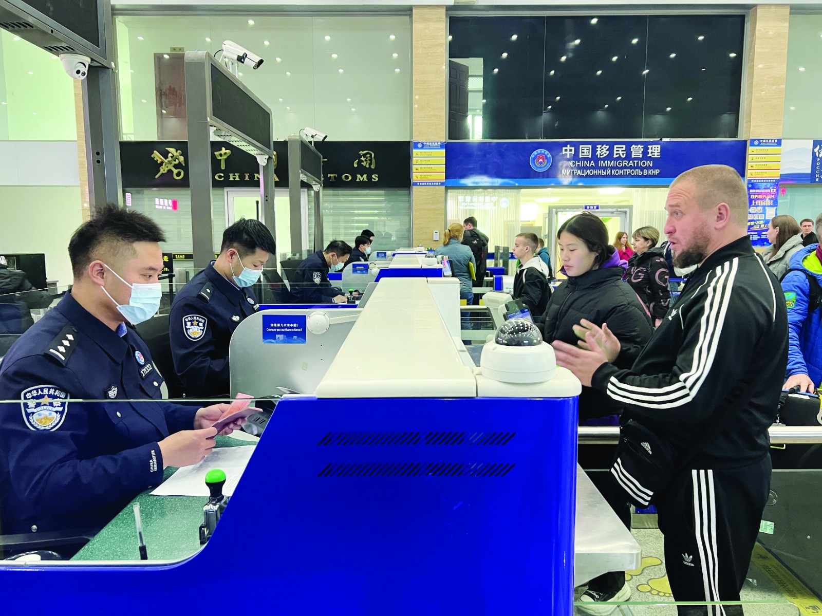 俄羅斯游客在琿春口岸入境大廳辦理入境相關(guān)手續(xù)